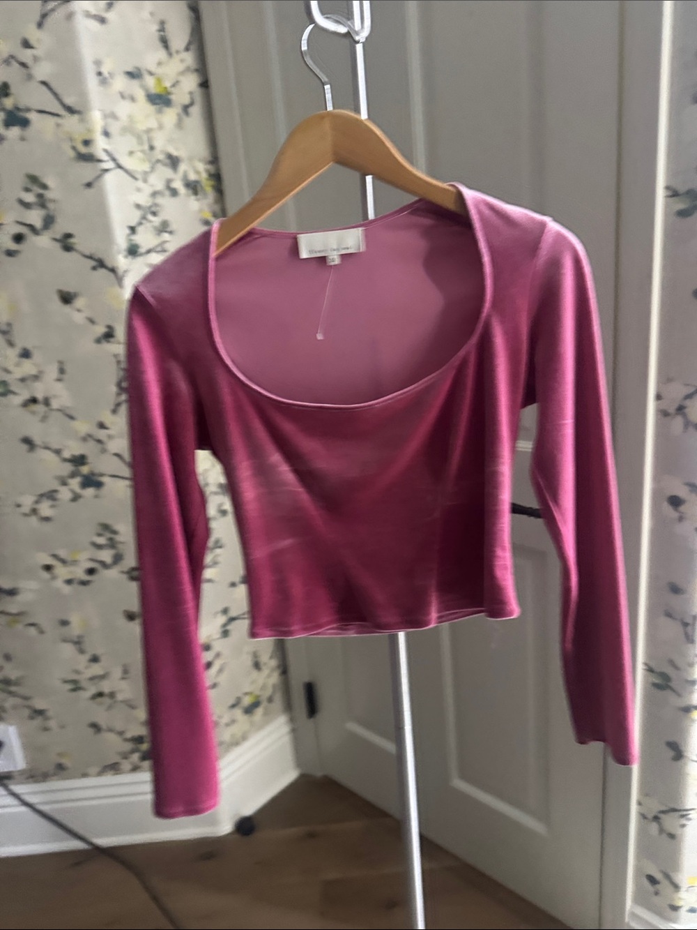 Fleur du Mal Velvet Long-Sleeve Scoop Crop Top - Rose Pink